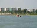 Einsatz Loeschboot und Rettungsboot Koeln Muelheim  P01